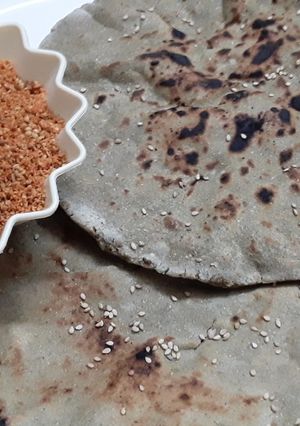 तिळाची लसूण चटणी व बाजरीच्या भाकरी (teelachi lasun chutney ani bajrichya bhakhri recipe in marathi) रेसिपी चे मुख्य फोटो