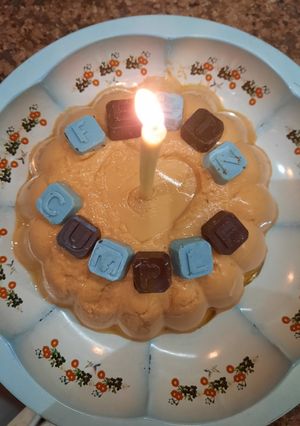 Una foto de Torta flan con galletitas y bombones
