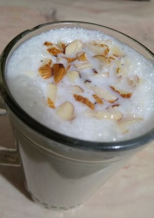 बादाम और इलायची फ्लेवर्ड लस्सी (badam aur elaichi flavoured lassi recipe in Hindi) रेसिपी मुख्य फोटो