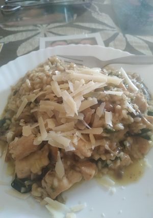 Una foto de Risotto de pollo y espinacas con salsa de soja y parmesano