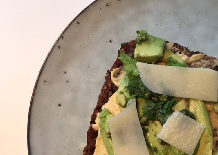 Rugbrød med hummus og avocado