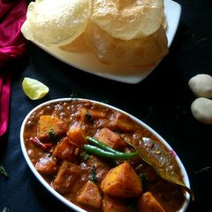 A picture of Bengali Luchi, aloo'r dom.