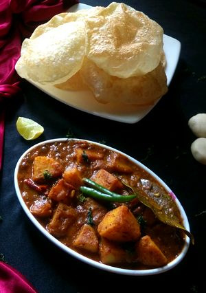 A picture of Bengali Luchi, aloo'r dom.