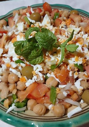 Una foto de Ensalada de legumbres(Garbanzos)
