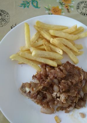 Una foto de Atún encebollado 🍽️🍽️🐟🐟