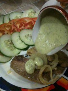 Una foto de Filetes de merluzas con salsa de queso crema y perejil