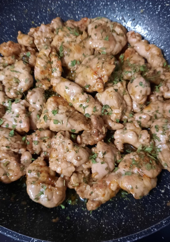 Una foto de Mollejas de Cordero Fritas Al Ajillo