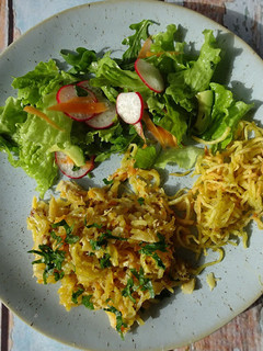 Foto de Bacalhau à Brás (versão + saudável) com alho francês e cenoura