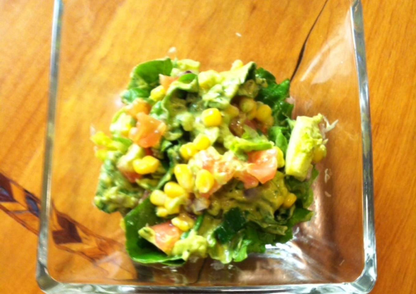 Ensalada con aderezo de aguacate