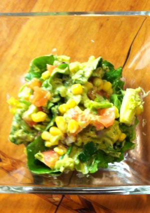 Una foto de Ensalada con aderezo de aguacate