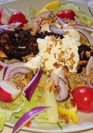 Tacos lazac salátaágyon pirított hagymával - LC recept fotója
