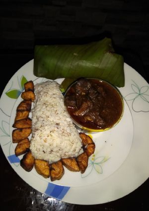 A picture of Ofada rice, sauce and and plantain.