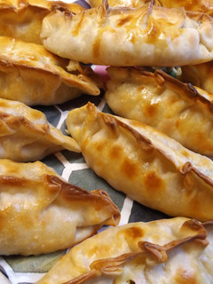 Una foto de Empanadas al horno de quesos, jamón y nueces