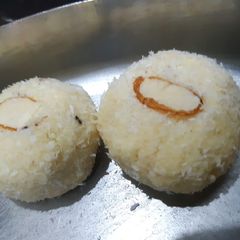 A picture of Paneer coconut peda.