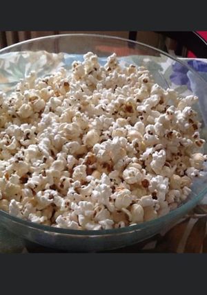 Une photo de Pop corn « asticots » d Halloween
