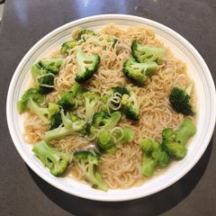 A picture of Instant Noodle with Broccoli.