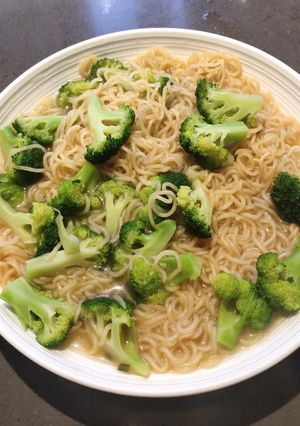 A picture of Instant Noodle with Broccoli.