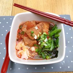 A picture of Taiwanese braised pork noodle soup.