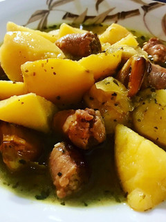 Una foto de Patatas con longanizas frescas
