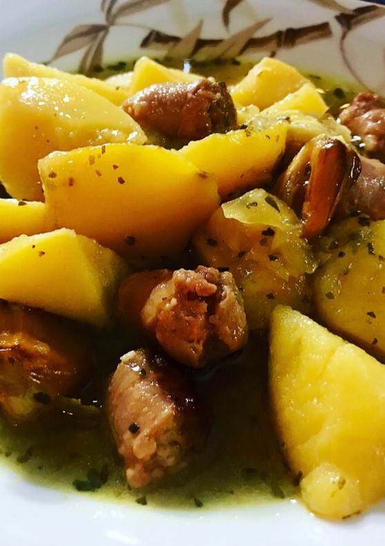 Una foto de Patatas con longanizas frescas