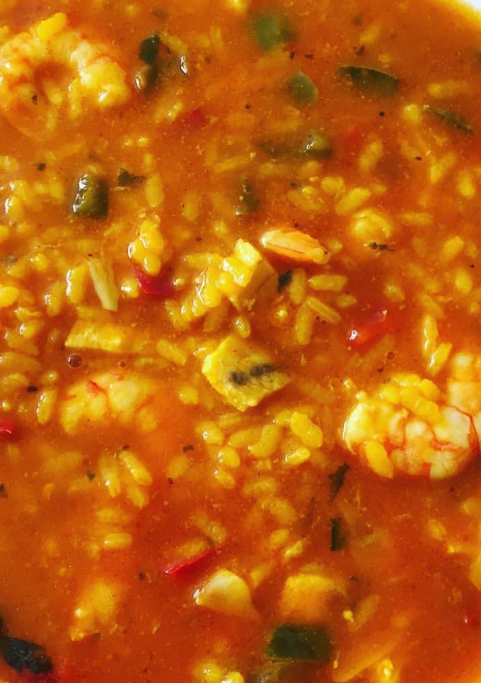 Una foto de Arroz caldoso con langostinos y pez espada