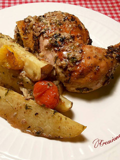 Una foto de Pollo al horno con majado de hígado y patatas rojas asadas