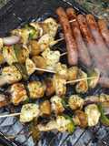 Brochetas de pollo al curry con champiñones, pimiento y chalotas