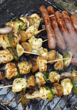 Foto principal de Brochetas de pollo al curry con champiñones, pimiento y chalotas