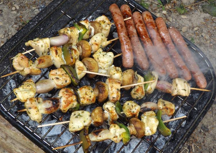 Brochetas de pollo al curry con champiñones, pimiento y chalotas