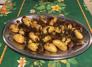Une photo de Pommes de terre grenailles au lard, oignon et cresson