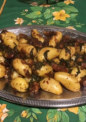 Une photo de Pommes de terre grenailles au lard, oignon et cresson