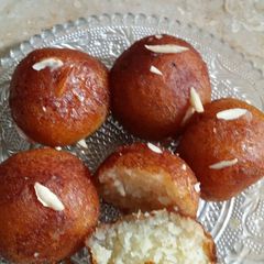 A picture of Gulab jamun.