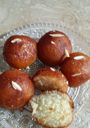 A picture of Gulab jamun.