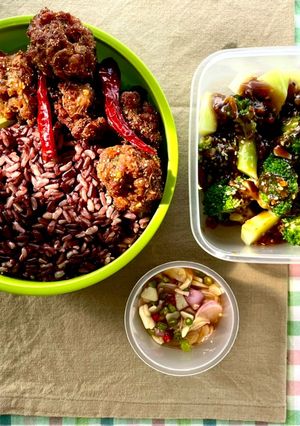 รูปของ เมนูข้าวกล่อง🍚ลาบหมูก้อนทอด🌶️🧄บล็อคโคลี่ราดเกรวี่ซีอิ๊ว🥦พริกน้ำปลา🌶️