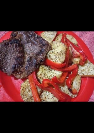 Una foto de Churrasco de Roast Beef con papas y morrón al horno 🤩😍🤩