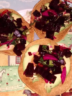 Una foto de Tostadas de betabel