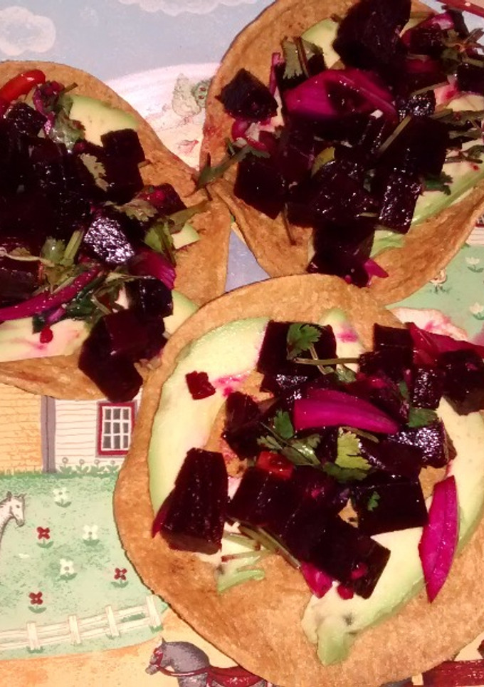 Una foto de Tostadas de betabel