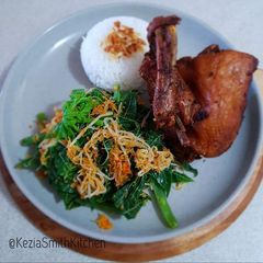 A picture of Crispy Duck with Indonesian Salad.