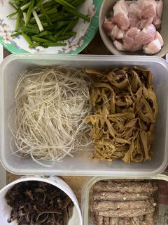 Hình của món Miến xào măng khô.
