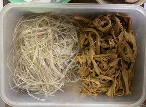 Hình của món Miến xào măng khô.