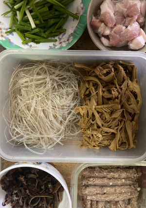 Hình của món Miến xào măng khô.