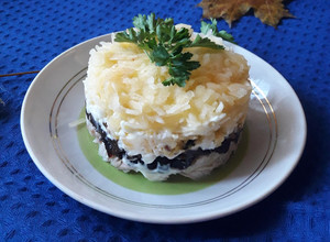 Фото Салат с черносливом и курицей.