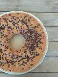 Ciambellone al bicchiere con panna e gocce di cioccolato
