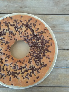 Foto di Ciambellone al bicchiere con panna e gocce di cioccolato