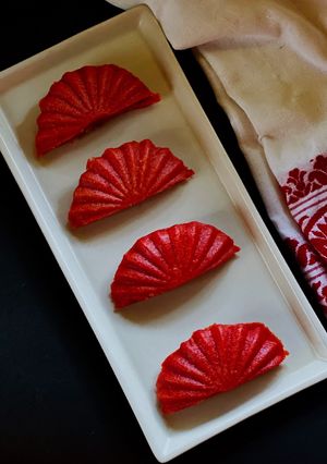 A picture of Beetroot Bhapa Pithe.