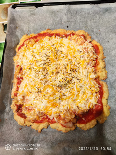 Una foto de Pizza keto con base de pollo