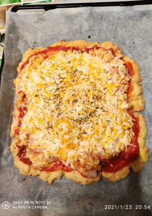 Una foto de Pizza keto con base de pollo