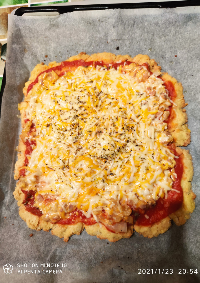 Una foto de Pizza keto con base de pollo