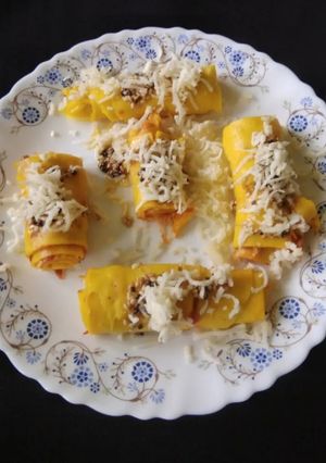 A picture of Schezwan cheesy khandvi.