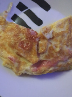 Una foto de Tortilla de jamón York y queso